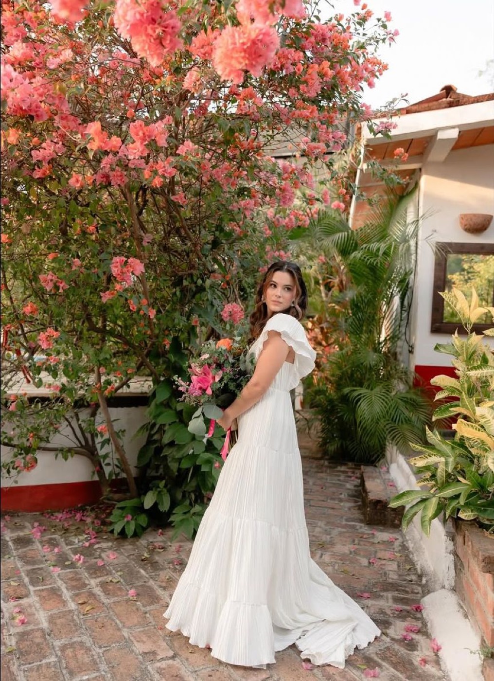 Novia bajo bugambilia en patio vallartense