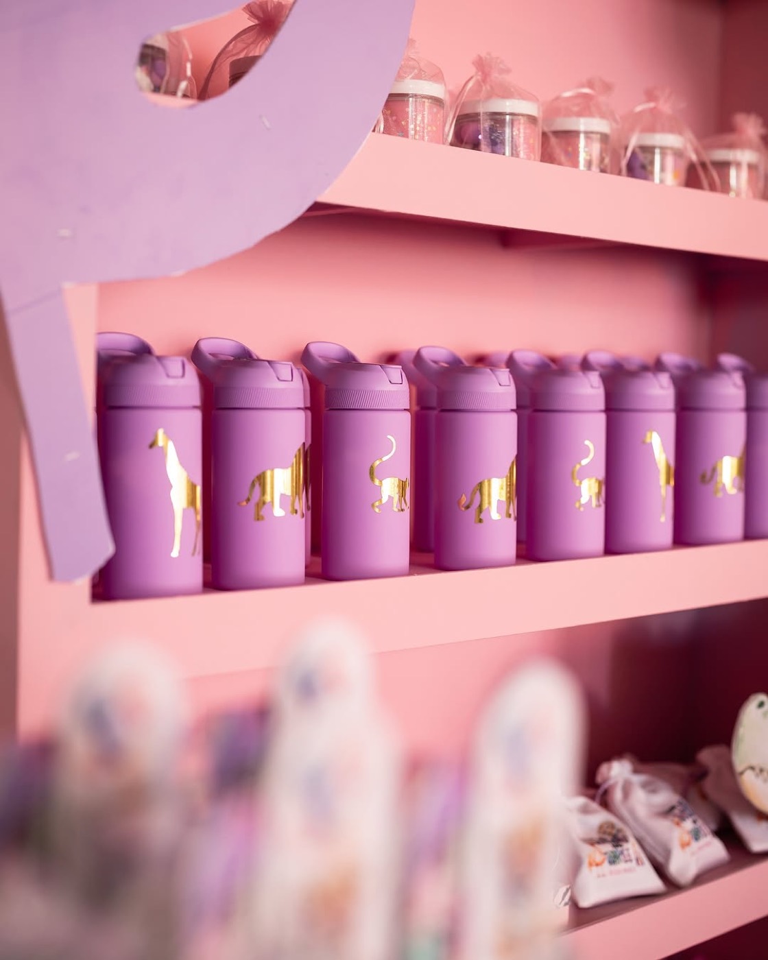 Detalles personalizados en tonos lila con animales dorados