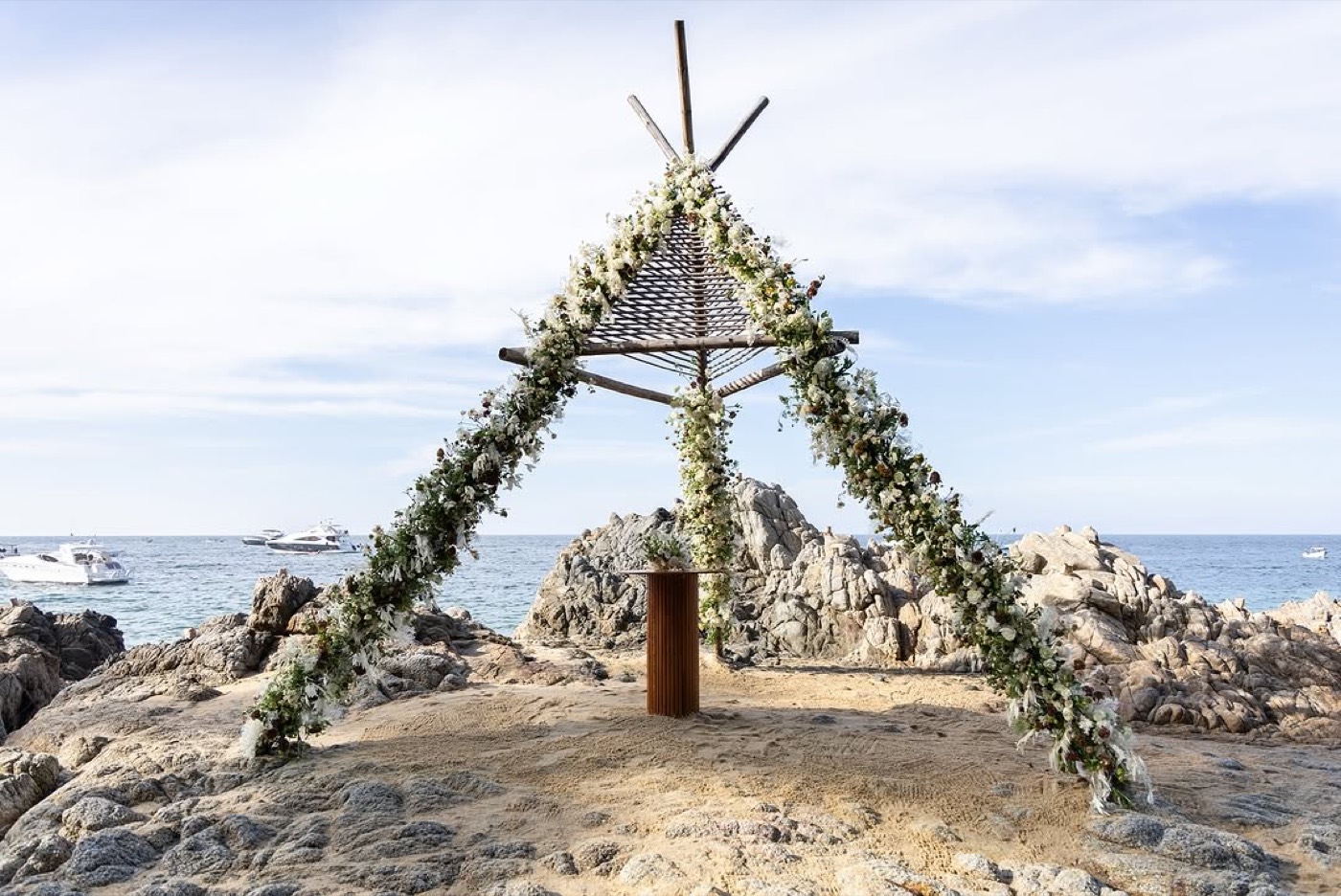 Arco ceremonial de flores frente al mar en Puerto Vallarta